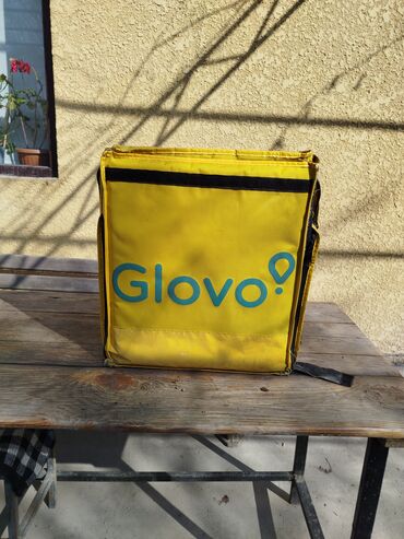 изотермический контейнер: Термосумка Glovo ярко-желтого цвета с логотипом сервиса доставки