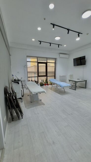 оборудование для парикмахер: Аренда кабинета для косметологии/массажа Светлое просторное помещение