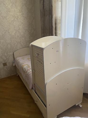 plastik kamod: Uşaq çarpayısı və inteqrə edilmiş komod/dolab dəsti - Rəng: krem-ağ - — 3