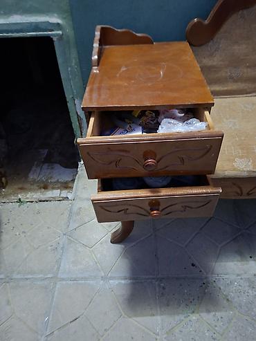 mebel furnituru nə deməkdir: Sovet dövrünə aid, 1970–1990-cı illərdə hazırlanmış əl işi ağac mebel — 2