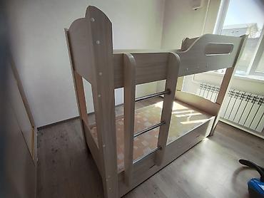 bunk bed: Двухъярусная кровать из ЛДСП в светлом древесном оттенке — 1