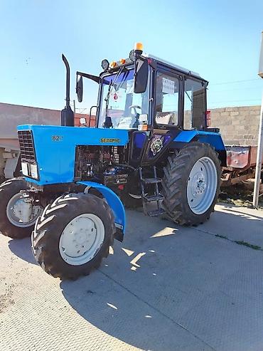 Traktorlar: Belarus 82.1 təkərli traktor Texniki xüsusiyyətlər və təchizat: - 4x4 — 4