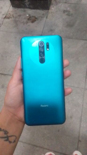 Redmi 9. Hecbir prablemi yoxdu. Tecili satildigi ucun deyerinnen ucuz