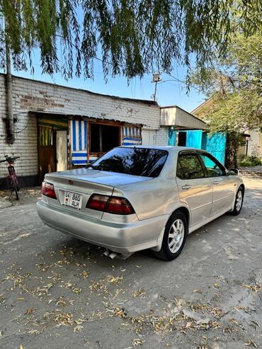 купить диск на 16 бу: Серебристый седан Honda Accord с четырьмя дверями, обеспечивающий