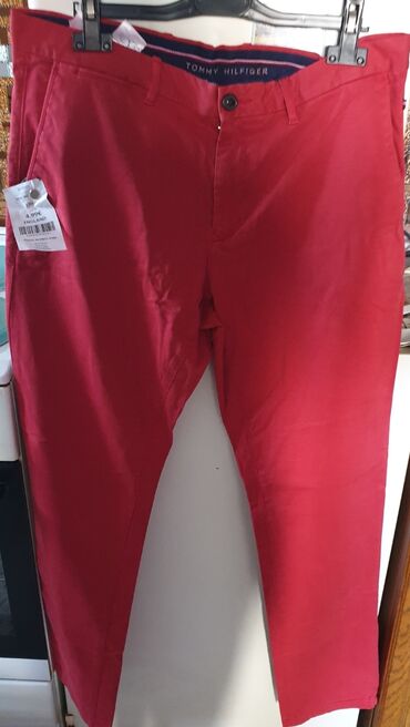 crna kosulja i sive pantalone: Pantalone Tommy Hilfiger, bоја - Crvena