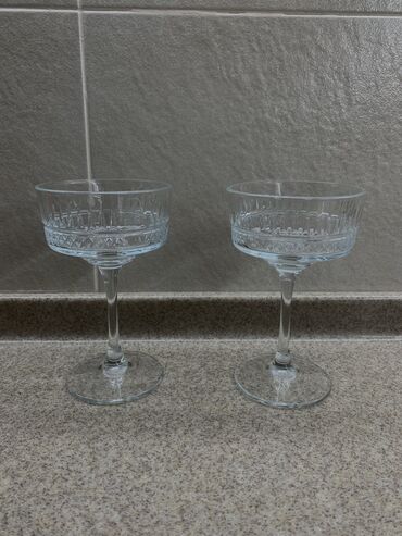бокалы для шампанского 12 штук: Стеклянные бокалы для коктейлей. 2 штуки. В отличном состоянии