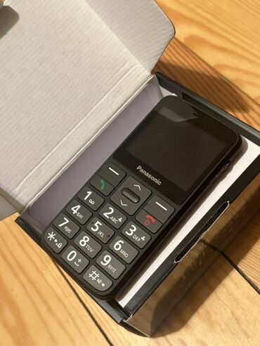 Panasonic qara rəngdə, böyük düymələri var telefon yenidir sekil cekir