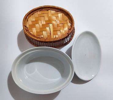 Kuhinjski setovi: Porcelanska posuda sa poklopcem + pletena korpa (set) Retka, stara — 5