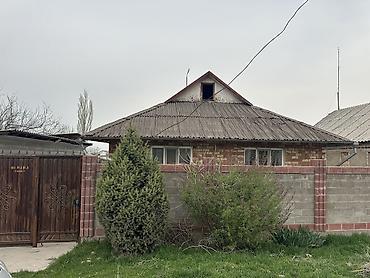 Продажа коттеджей и домов: Дом с участком - Кирпичный одноэтажный дом с мансардным треугольным — 1