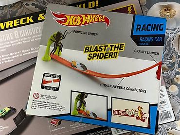 3000 elementli pazllar: Crash Racers – Figure 8 Circuit + Hot Wheels “Pouncing Spider” trek — 3