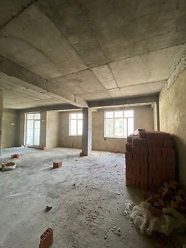 Yeni Günəşlidə Padmayak mənzil satılır. Bina apartmandır. 3 otağ 77 m2
