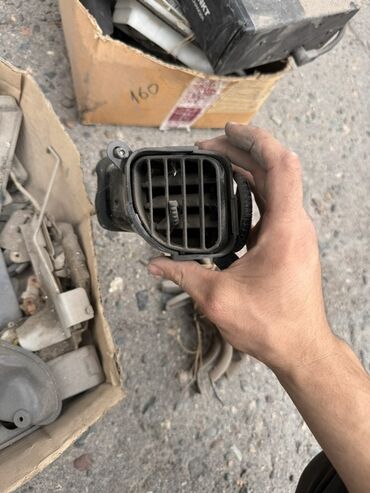 Другие автозапчасти: Набор различных автозапчастей, включая ремни безопасности, панель — 37