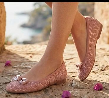 Elegantne baletanke u nežno roze boji, ukrašene sitnim sjajnim