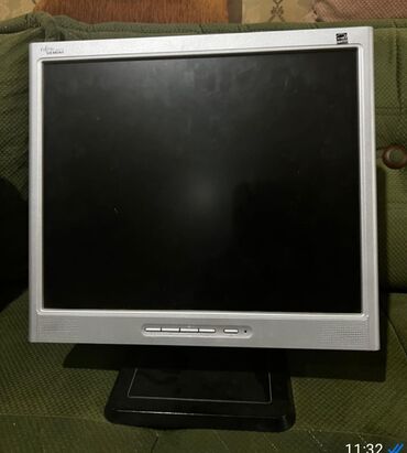 монитор для компьютера: Fujitsu Siemens Scaleoview L17-6SD modeli, gümüşü rəngli korpusa malik