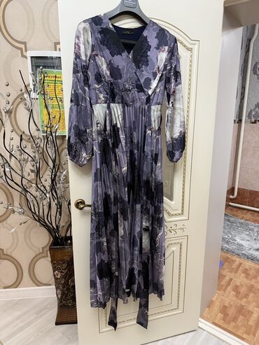 длинное платье с цветочным принтом: Платье макси с цветочным принтом в холодных фиолетово-серых тонах. -