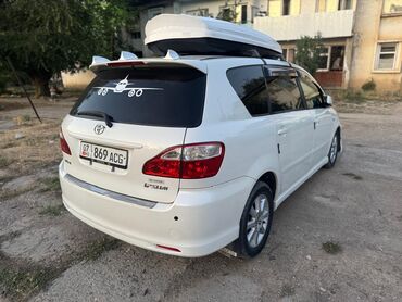 автомойка оборудование: Белый минивэн Toyota Ipsum с багажным боксом на крыше. Автомобиль