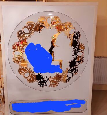 Ağ rəngdə orqsteklodan işlənmiş, qızılı bəzəkli, divara quraşdırılan
