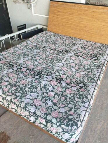 кровать двуспальная дерево: Двуспальная кровать с матрасом в цветочный принт. Характеристики: -