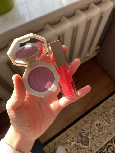 Косметика: Продукты от Fenty Beauty 🇺🇸
Блеск за 1300 сом
Хайлайтер 800 сом