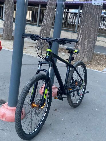 İdman velosipedləri: Dağ/şosse üçün universal velosiped - Rəng: qara, yaşıl detallarla -