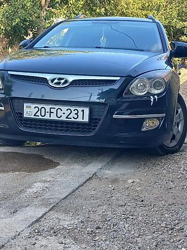 i30: Hyundai i30 CW, qara rəngli universal kuzov. Xüsusiyyətlər: - Kuzov — 2