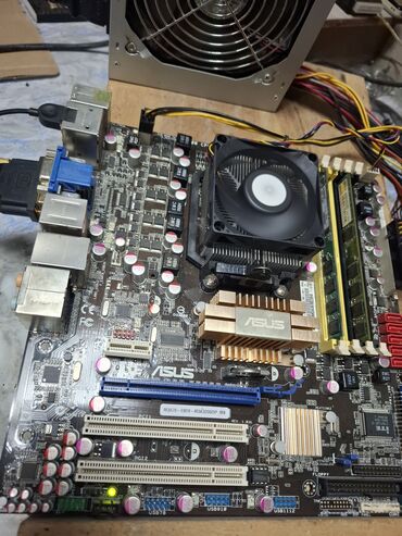 Desktop računari i radne stanice: Lenovo desktop računar u tamnosivoj boji, opremljen Intel procesorom i — 2