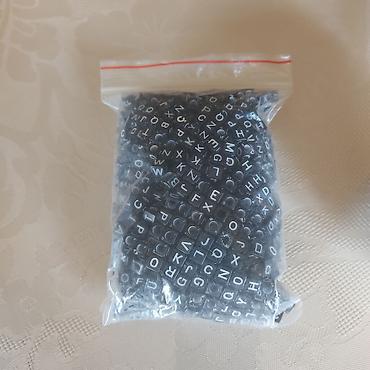 muncuq: Qara plastik kvadrat hərf muncuqlar - İçlik deşikli – elastik sap, ip — 1