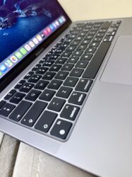 Apple MacBook: İdeal vəzziyət. Az işlənib. Russiyadan 60.000 Rubla alınıb. Üstündə — 4