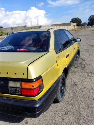 Volkswagen: Volkswagen Passat: 1989 г., 1.8 л, Механика, Бензин, Седан