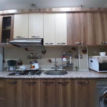 1 kub metr nece kvadrat metrdir: İşlənmiş mətbəx mebeli, uzunluğu 2.55 m. Üstündə moyka, qaz verilir
