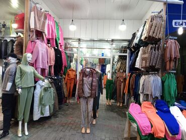 İdman dəstləri: Sederek ticarət mərkəzi hazır qurul mağaza içindəki malar satılır sıra