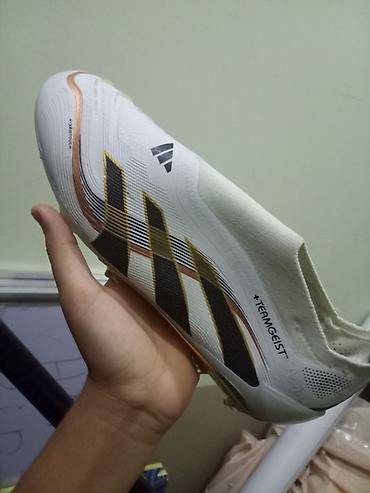 Krasofkalar və idman ayaqqabıları: Məhsul: Futbol buferləri (krampon) Brend/model işarələri: adidas — 3