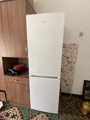 fridge: Холодильник Beko, двухкамерный, белый. Нижняя морозильная камера — 2