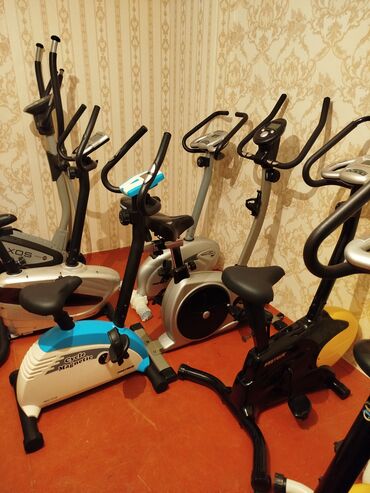 Elliptik trenajorlar: Bir neçə müxtəlif növ məşq velosipedi və elliptik trenajorlar. Evdə