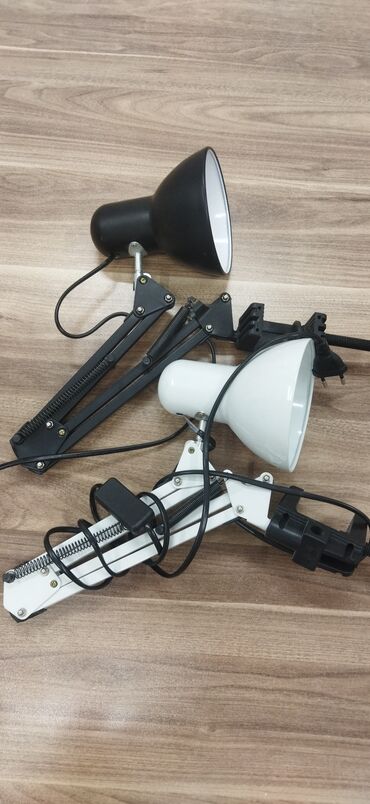 Süni güllər: Masaüstü qollu lampa. Masanın qırağına bərkidilə və ya yumru dayağın