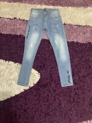 Lüğətlər: Açıq mavi rəngli skinny kəsimli cins şalvar. - Yüngül yuyulma effekti