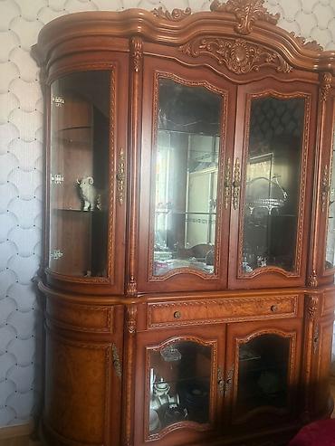 Bufetlər: Klassik üslubda vitrin-bufet - Material: təbii taxta karkas, qoz — 4