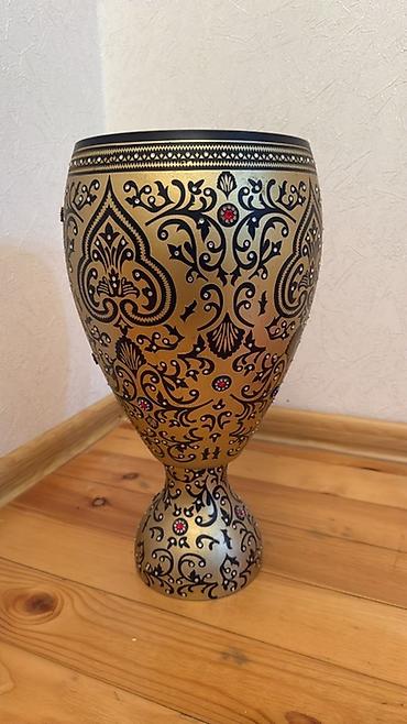 Bir vaza, Metal
