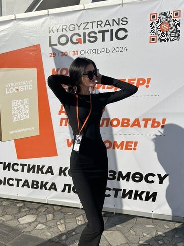 чёрную кофту чёрные лосины: Элегантное черное платье-макси с длинными рукавами. Платье облегающего