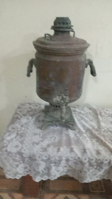 samavar qiyməti: Misdən hazırlanmış, bürünc rəngli samovar. Üzərində qapağı və