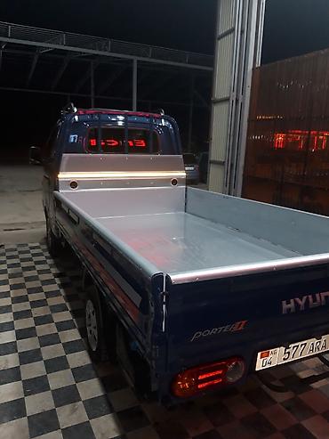 Коммерческий транспорт: Hyundai Porter II, бортовой грузовик в синем цвете. Компактный — 4