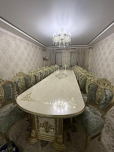 silver kitchen: Большой стол со стульями и диван со столом — 1