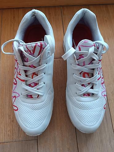 sergio tacchini shoes: Par belih Skechers patika, jedan par je potpuno beo, dok je drugi — 3