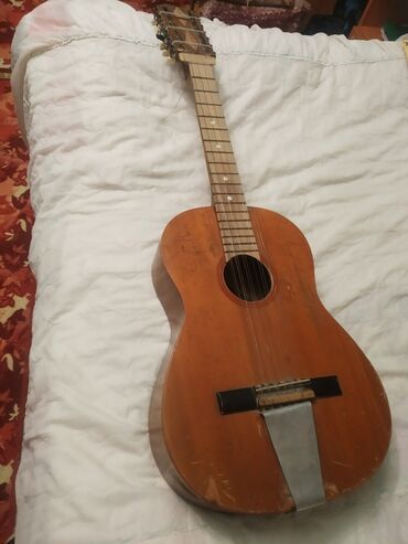 4 струнная гитара маленькая: Продаю гитару 12 струнная состояние не новое цена договорная, писать