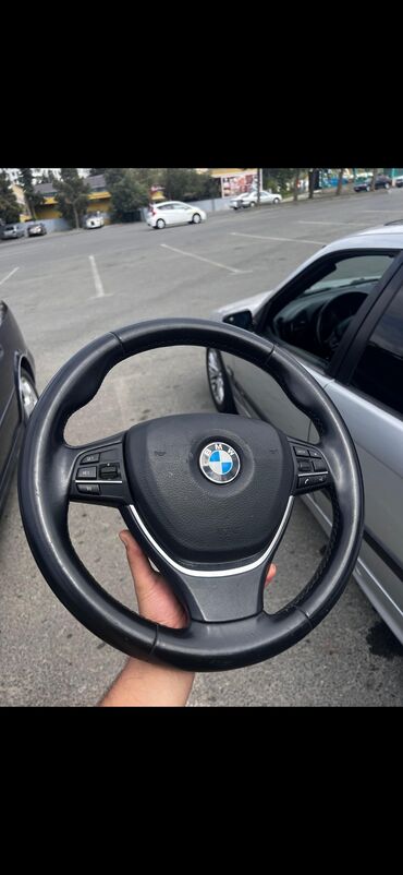 BMW sükan çarxı – çoxfunksiyalı, dəri örtüklü. Xüsusiyyətlər: -