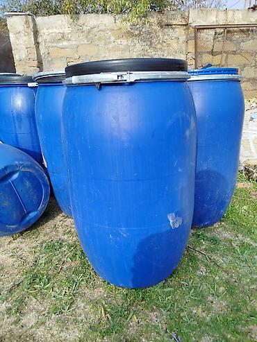 su bockası: Mavi rəngli plastik barellər - Material: qalın divarlı, möhkəm HDPE — 2