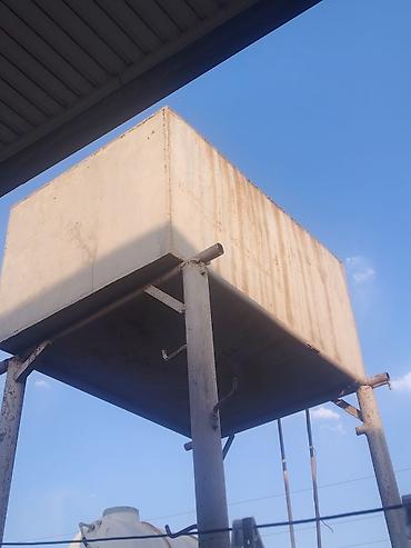 Dəmir su çəni və metal dayaqlı platforma - Üst hissə: kub formalı lalafo.az -da Dəmir su çəni və metal dayaqlı platforma - Üst hissə: kub formalı