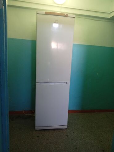 холодилник сатылат: Холодильник Indesit, Б/у, Двухкамерный