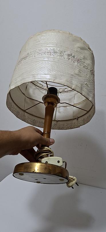 Ev üçün dekor: Məhsul: Klassik üslubda masa lampası Xüsusiyyətlər: - Material: Ağac — 2