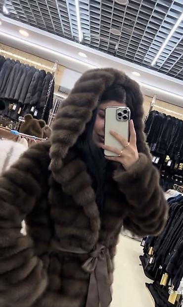 loro pian: Зимняя шуба с капюшоном Regina Luxury в глубоком коричневом оттенке — 1